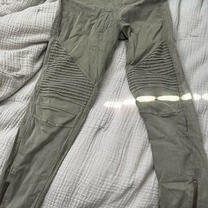 Beulah Olive Green Casual Pants